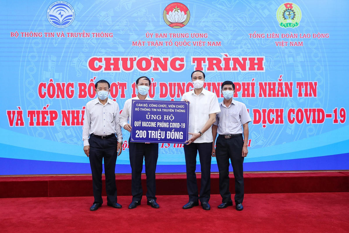 Phó Chủ tịch Phùng Khánh Tài tiếp nhận ủng hộ từ cán bộ, công chức, viên chức Bộ Thông tin và Truyền thông. 
