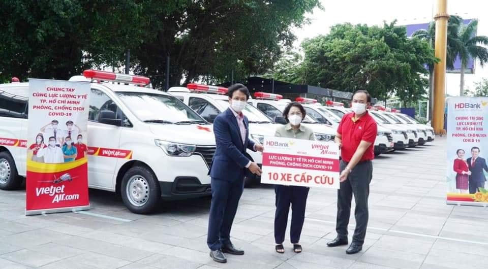 Trao 10 xe cấp cứu cho TP HCM.