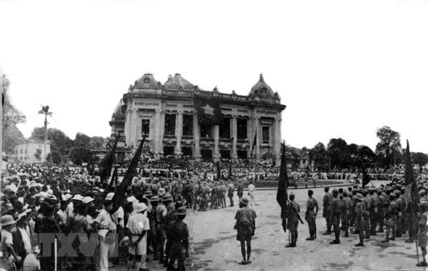 Những ngày Tháng Tám sôi sục ở Thủ đô Hà Nội. Cách mạng Tháng Tám mở ra một thời đại mới ở Việt Nam, thời đại nhân dân Việt Nam làm chủ đất nước, làm chủ vận mệnh của chính mình. (Ảnh: Tư liệu/TTXVN).