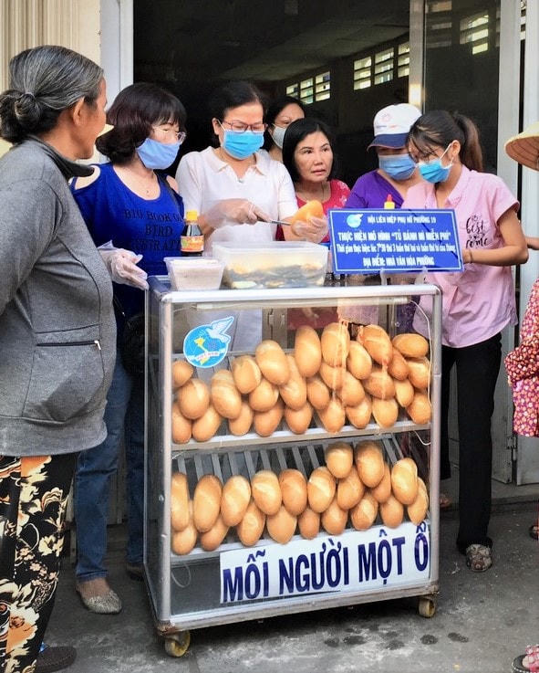 Tủ bánh mì miễn phí phục vụ người dân tại TP HCM.