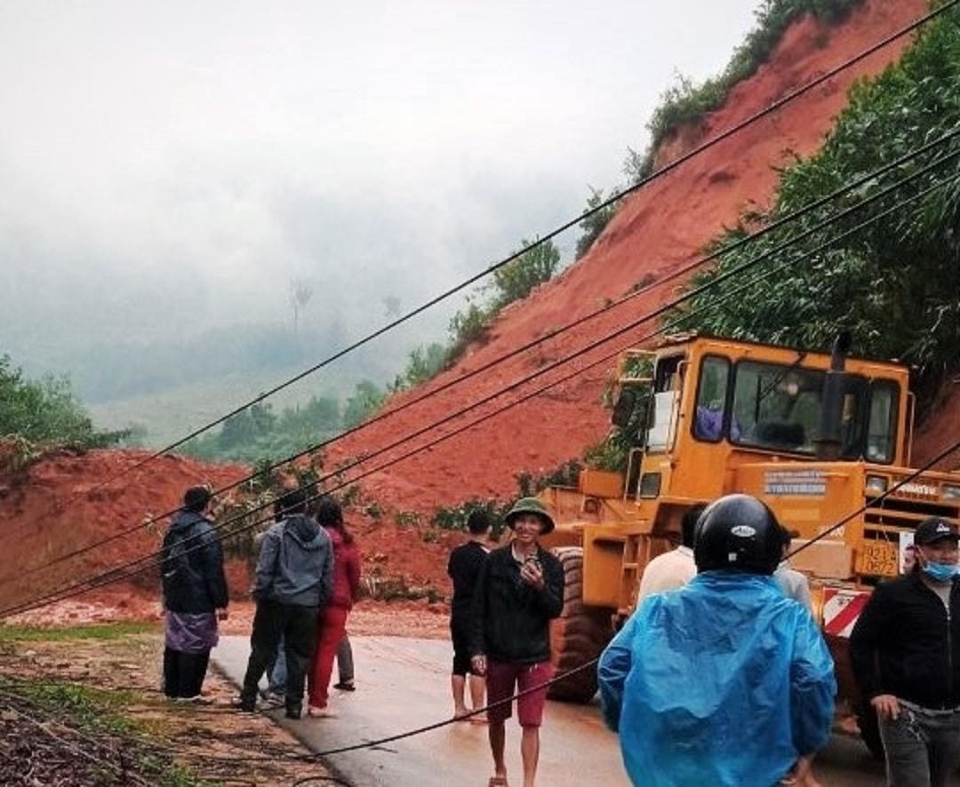 Lực lượng chức năng đang nỗ lực khắc phục điểm sạt lở ở xã Trà Giác.