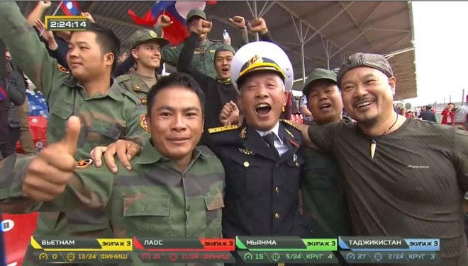 Lãnh đạo đội tuyển Việt Nam chia vui với đội tuyển Lào về đích thứ hai.