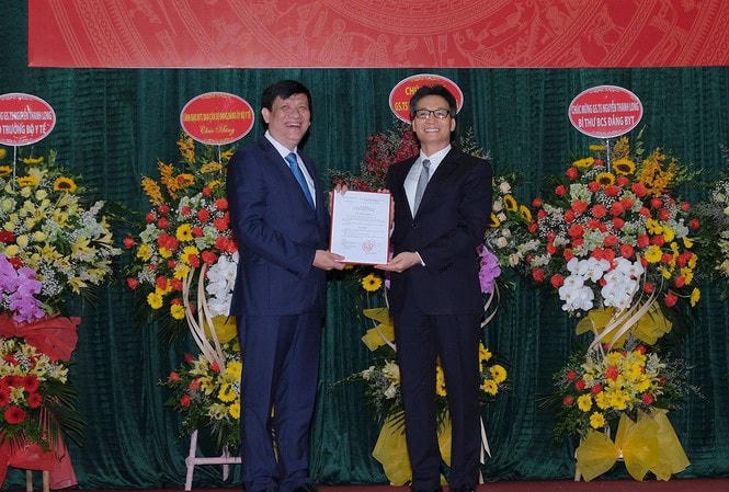 Phó Thủ tướng Chính phủ Vũ Đức Đam đã trao quyết định bổ nhiệm chưc vụ Bí thư Ban cán sự Đảng và Quyền Bộ trưởng Bộ Y tế cho GS.TS. Nguyễn Thanh Long.