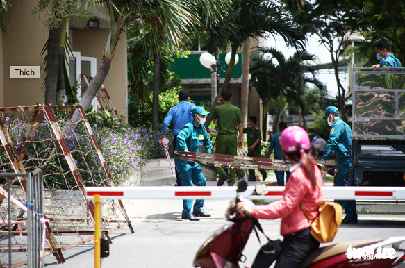 Lực lượng chức năng khoanh vùng block A1, chung cư Sunview Town (phường Hiệp Bình Phước, TP Thủ Đức) - nơi sống của trường hợp dương tính với SARS-CoV-2. Nguồn: Nhất Thịnh. 