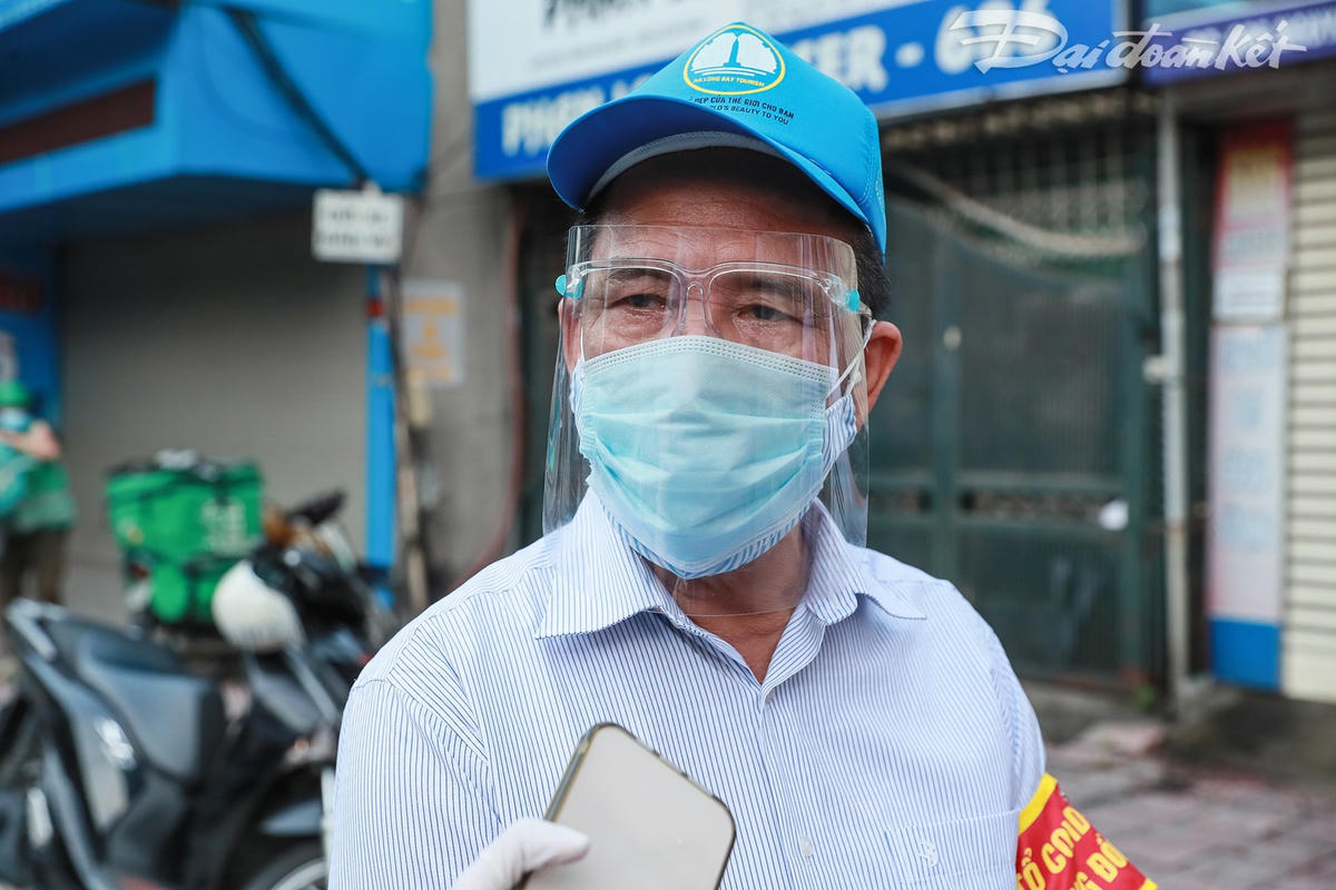 Ông Đặng Chí Hùng, Bí thư Chi bộ Tổ dân phố số 15 phường Ngọc Thuỵ, quận Long Biên trao đổi với PV báo Đại Đoàn Kết. Ảnh: Quang Vinh. 