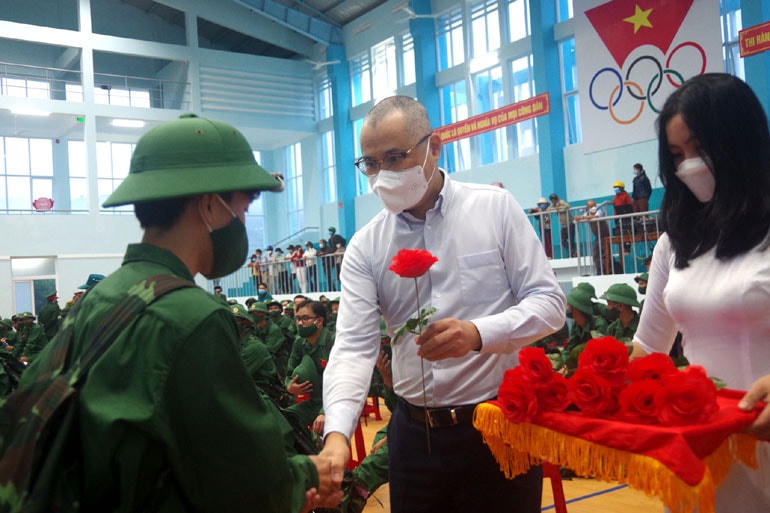  Ông Phạm Đại Dương, Ủy viên Trung ương Đảng, Bí thư Tỉnh ủy, Trưởng đoàn ĐBQH tỉnh Phú Yên, tặng hoa chúc mừng, động viên thanh niên lên đường nhập ngũ.  