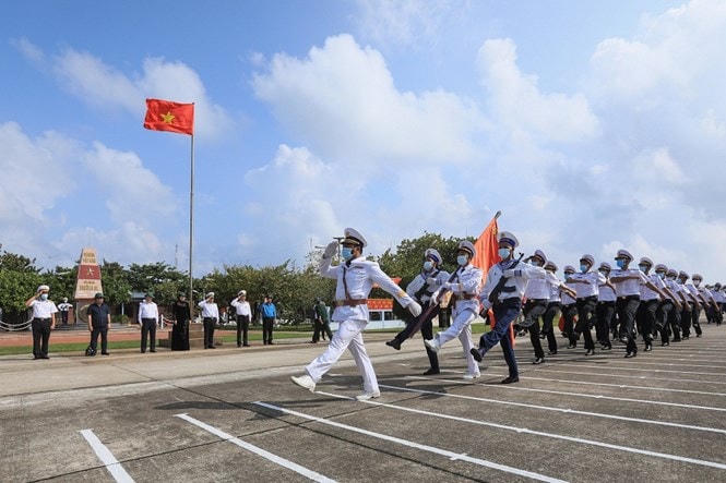 Lễ chào cờ trên đảo Trường Sa. 