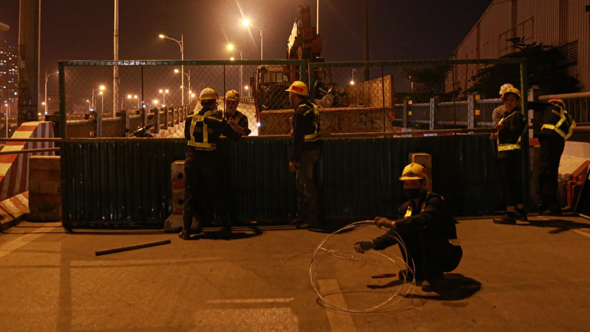 Rào chắn cố định bằng hàng rào tôn kết hợp lưới B40 (kết cấu khung thép), với chiều cao 2 m.