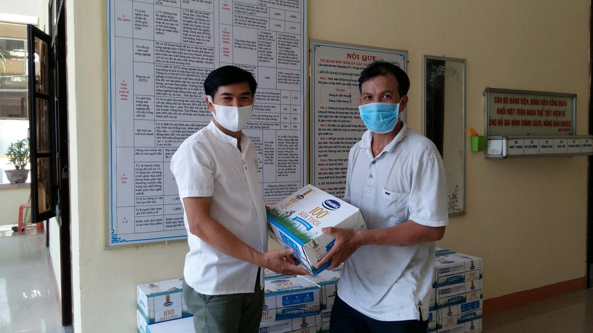 Trao hỗ trợ cho các đơn vị.