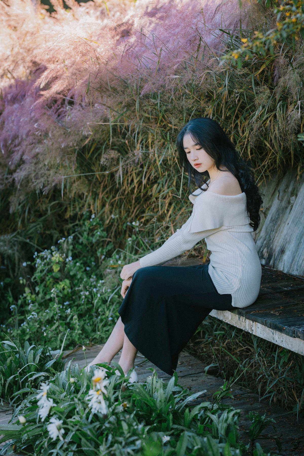 “Mình tới đồi cỏ lau hồng vào một ngày trời xanh, nắng đẹp, cỏ hồng rực rỡ tạo nên cảnh tượng nên thơ, mộng mơ. Đồi cỏ lau này chưa quá đông du khách nên rất dễ tạo dáng, tìm góc chụp đẹp, ấn tượng”, bạn Phan Võ Quỳnh Như (Đà Lạt) chia sẻ.
