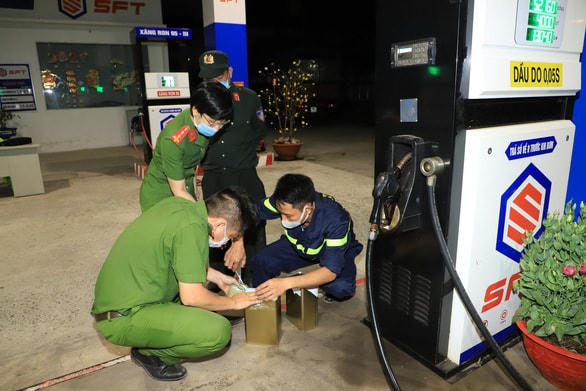 Lực lượng Công an đang tiến hành lấy mẫu tại một cây xăng do nhóm này cung câp. Ảnh: CAĐN