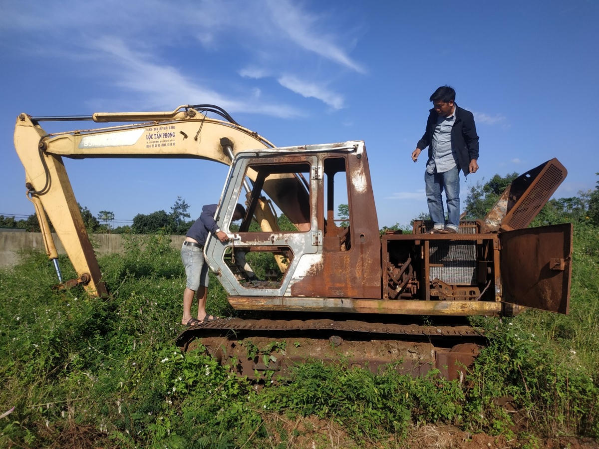 Xe múc của ông Nguyễn Đình Lộc bị kẻ xấu đốt cháy.