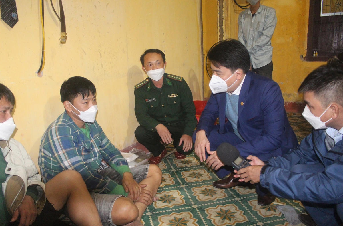 Lãnh đạo tỉnh thăm hỏi hành khách được cứu sống.
