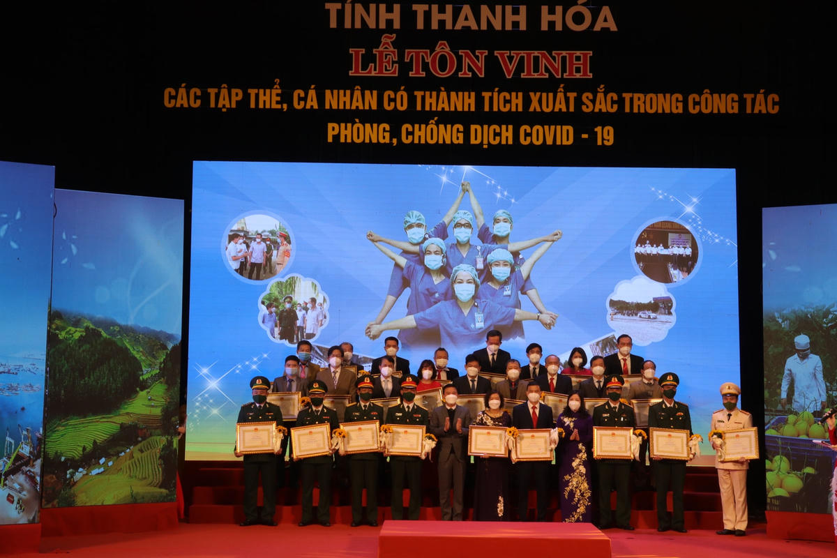 Lãnh đạo Tỉnh uỷ, Uỷ ban MTTQ tỉnh Thanh Hoá trao Bằng khen cho các tập thể có thành tích xuất sắc trong công tác phòng chống dịch Covid-19.