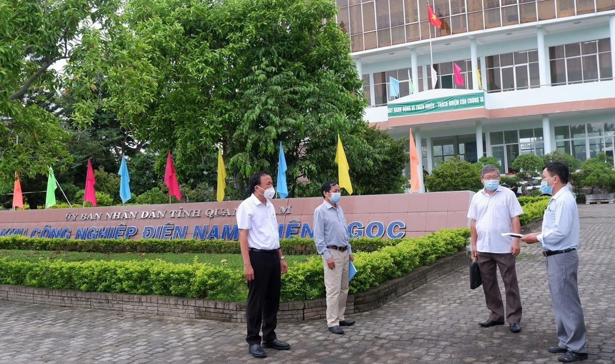 Lãnh đạo Sở Y tế kiiểm tra công tác chống dịch ở Khu công nghiệp Điện Nam- Điện ngọc