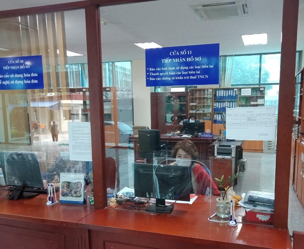  Chi cục Thuế quận Hoàng Mai lắp tấm ngăn giọt bắn để phòng dịch theo quy định.