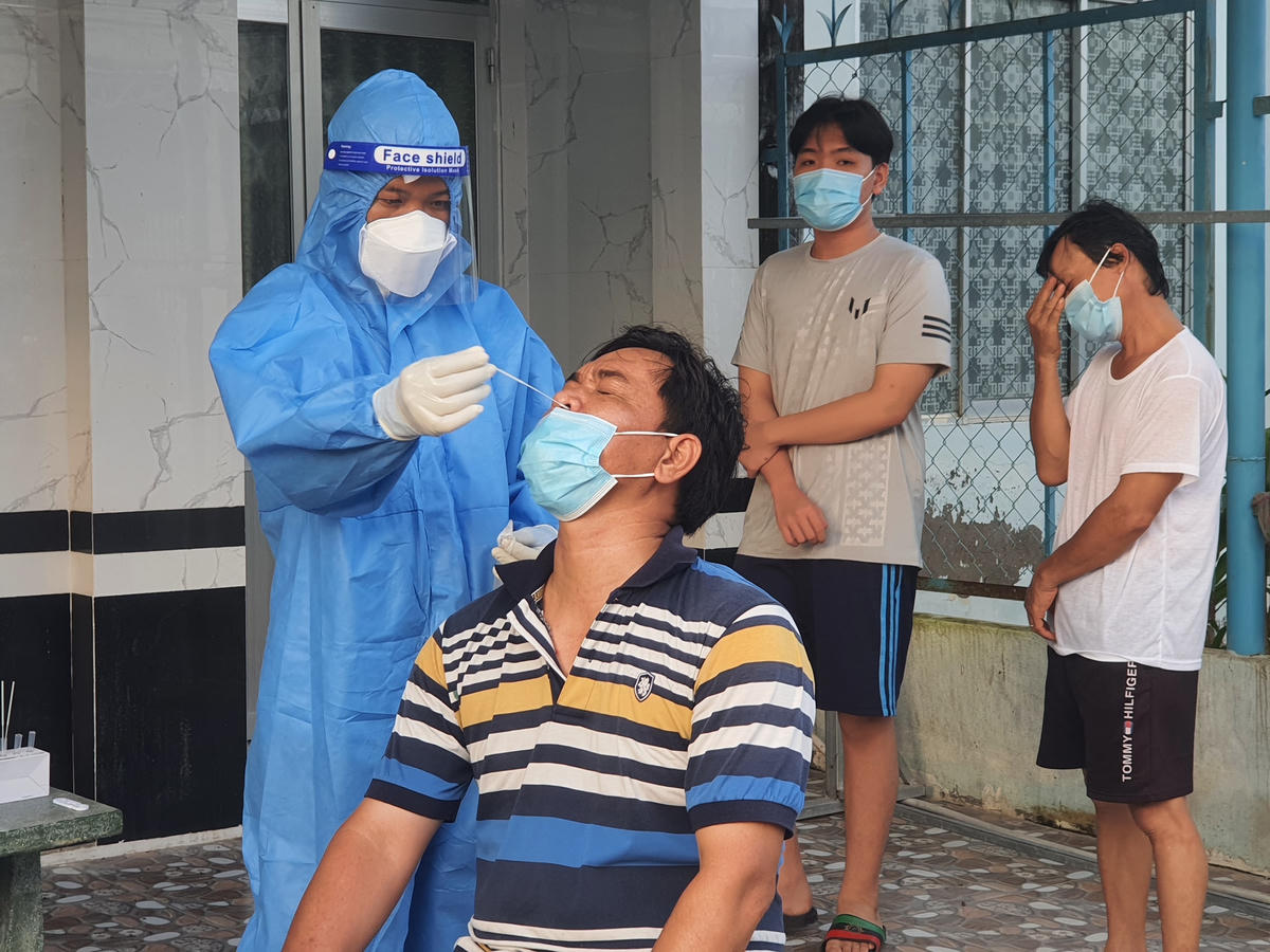 Lấy mẫu tầm soát Covid-19 trên địa bàn TP Bạc Liêu.