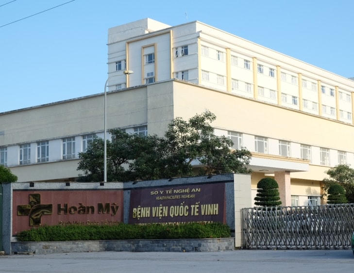 Bệnh viện quốc tế Vinh là bệnh viện tư nhân nhưng lại treo biển hiệu ghi cơ quan chủ quản là Sở Y tế tỉnh Nghệ An.