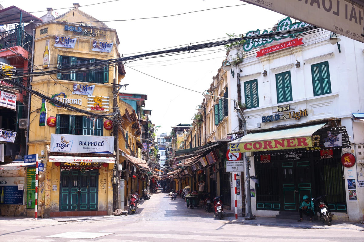 Phố Tạ Hiện - “Thiên đường giải trí” về đêm nổi tiếng bậc nhất ở Hà Nội cũng không còn dòng người đông đúc hay tiếng nhạc xập xình, trở nên im ắng giữa cơn đại dịch.  