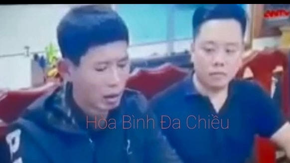 Đối tượng Phạm Văn Sỹ (bên trái) tại cơ quan Công an.