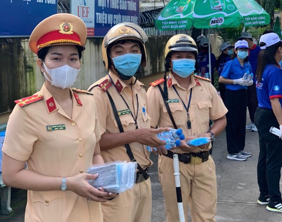 CSGT ở TP HCM phát khẩu trang cho thí sinh.