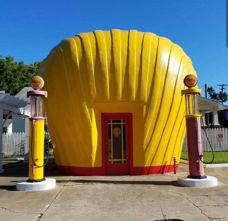 Một Trạm xăng Shell nguyên bản những năm 1930 ở Winston-Salem, NC.  