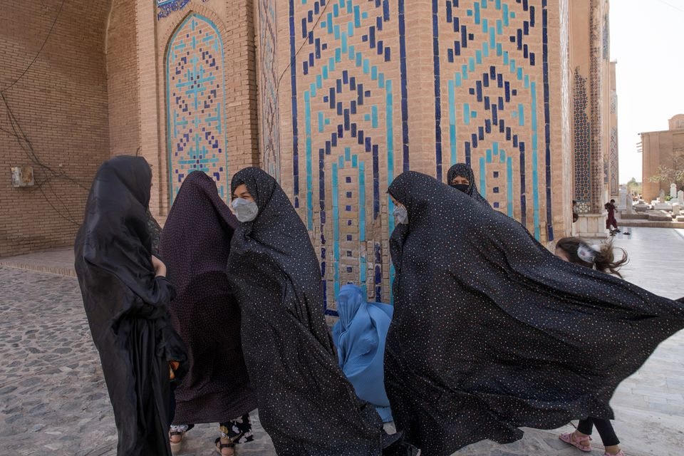 Phụ nữ Afghanistan đi bộ trong chiếc khăn choàng Burqa tại một nhà thờ Hồi giáo ở Herat, Afghanistan ngày 10/9.
