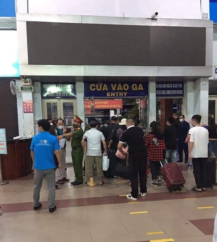 Phải qua vòng làm thủ tục tại cửa ra vào.