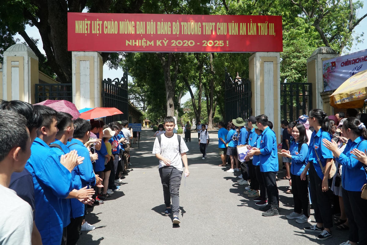 (Ảnh 3,4: Những thí sinh đầu tiên bước ra phòng thi tại điểm thi THPT Chu Văn An)