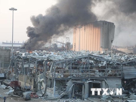 Khói bốc lên từ hiện trường vụ nổ tại cảng Beirut, Liban ngày 4/8/2020. (Ảnh: THX/TTXVN).