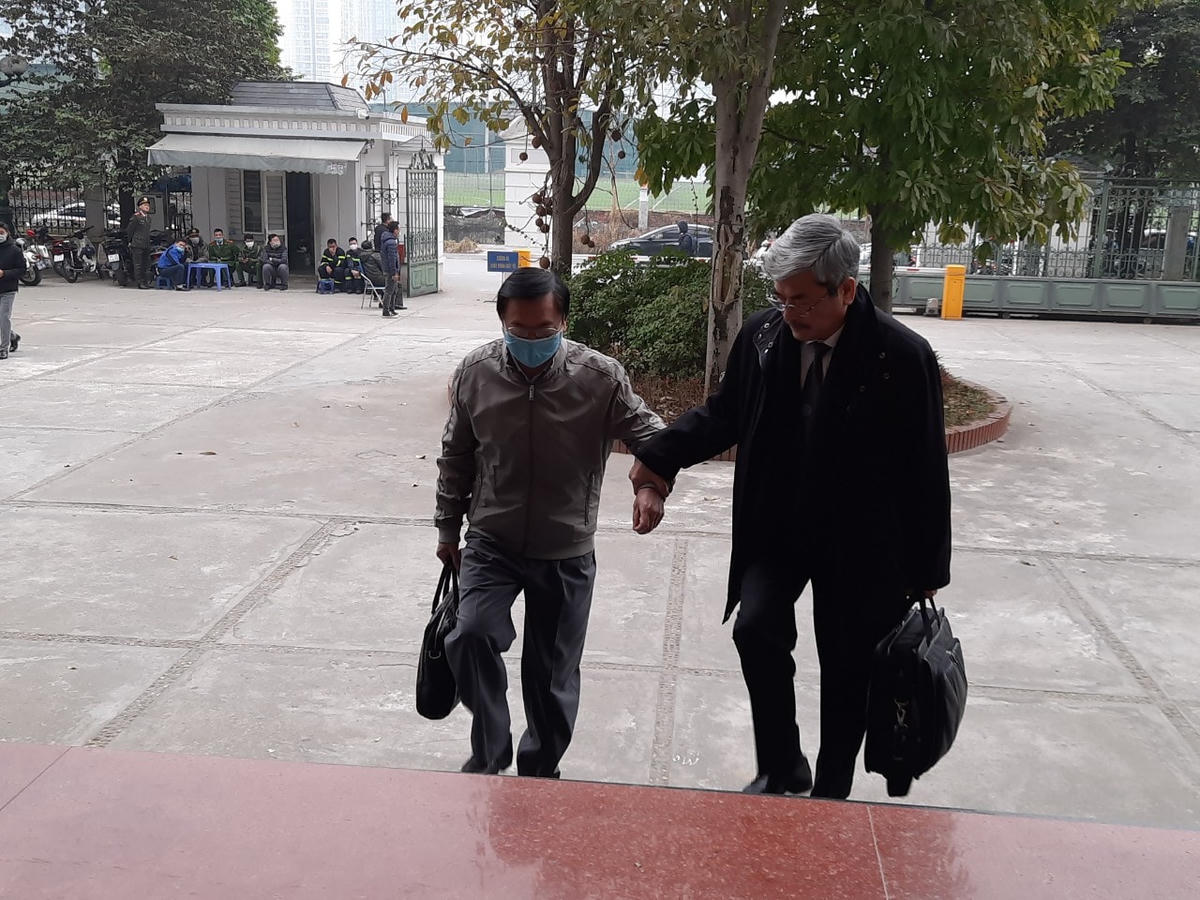 Bị cáo Vũ Huy Hoàng được luật sư dìu đến tòa.