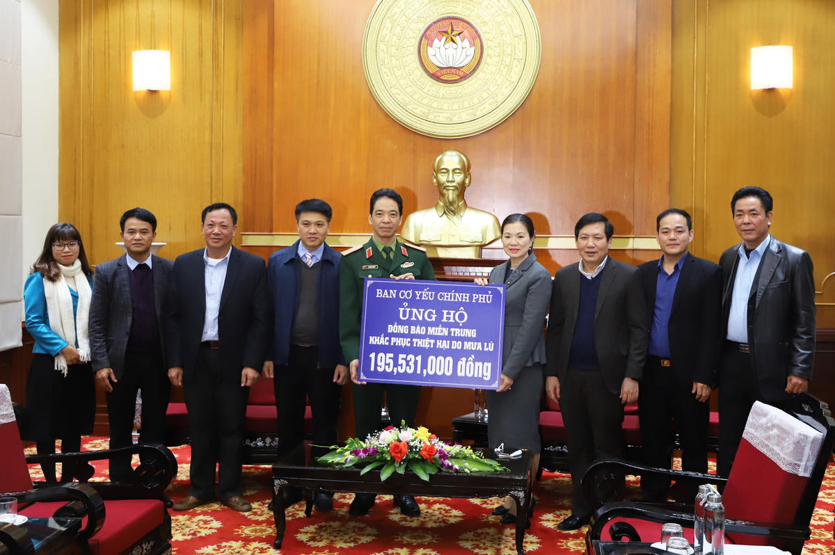 Phó Chủ tịch Trương Thị Ngọc Ánh tiếp nhận ủng hộ miền Trung từ Ban Cơ yếu Chính phủ.
