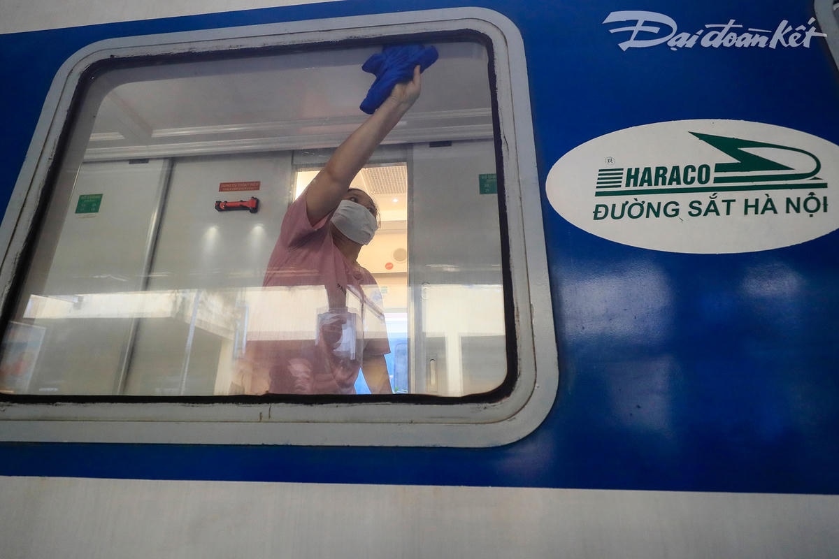 Các khoang tàu được lau, dọn sạch sẽ chuẩn bị đón tiếp hành khách.