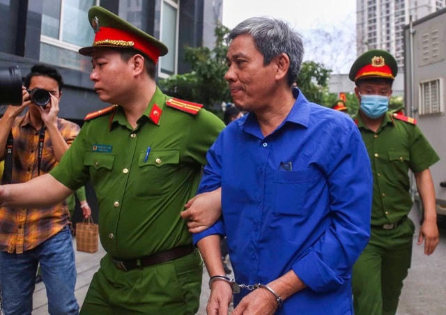 Các bị cáo được áp giải đến toà.