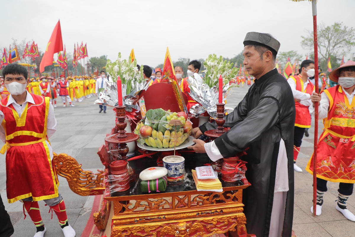 Sửa soạn mâm lễ chuẩn bị cho lễ rước. Lễ vật gồm có hương hoa, bánh chưng, bánh giầy và các sản vật địa phương.
