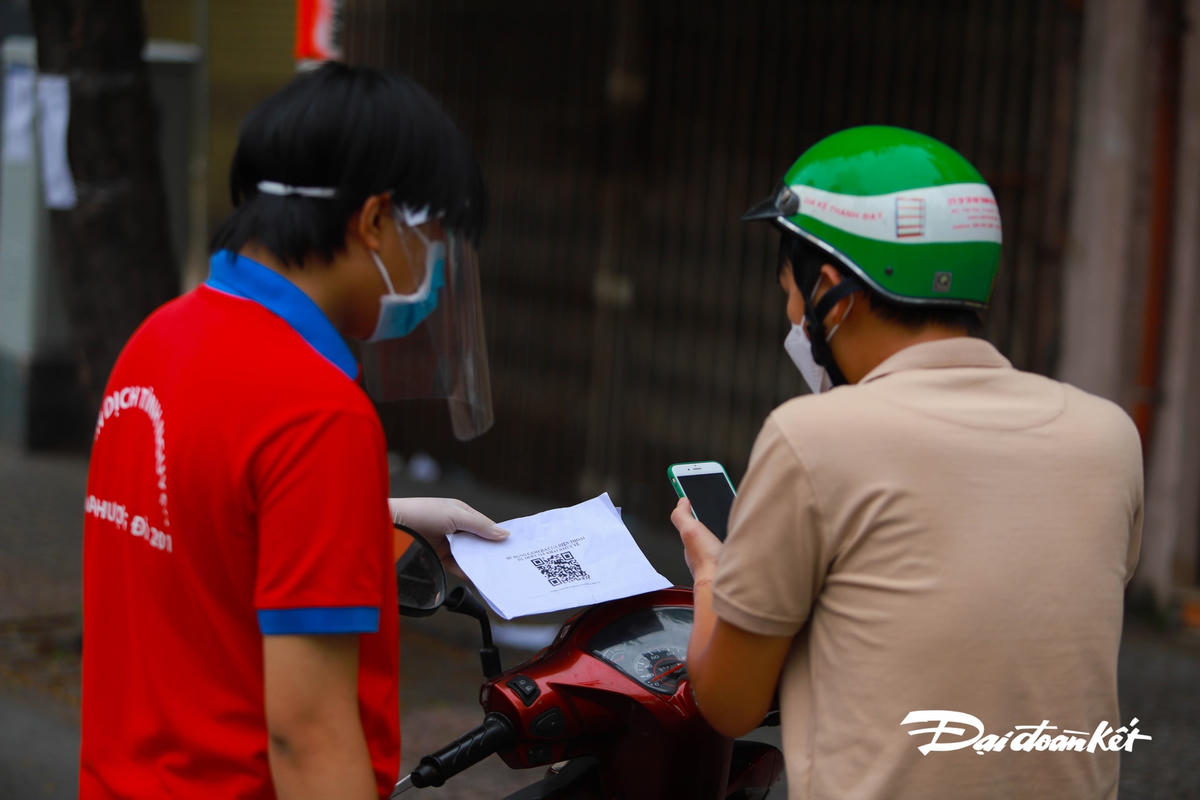 Lực lượng tình nguyện viên đem mã QR đến tận nơi và hỗ trợ giúp người dân khai báo nhanh nhất có thể.