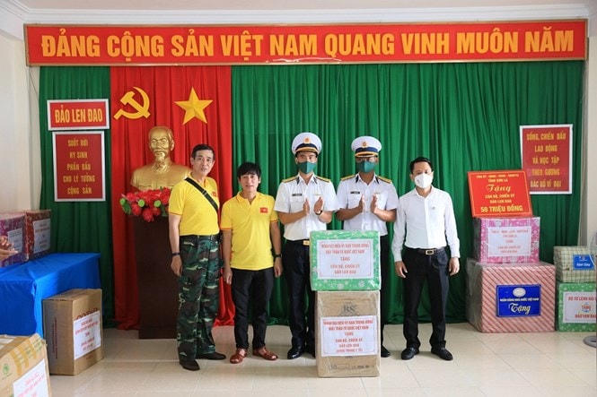 Đoàn công tác UBTƯ MTTQ Việt Nam tặng quà cán bộ, chiến sĩ trên một số đảo, điểm đảo của huyện đảo Trường Sa. 