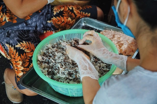 Nhân bánh được chế biến cầu kì, phần vỏ bánh được trộn dầu gấc để có màu sắc đẹp mắt.  