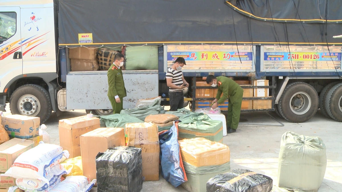 Lực lượng chức năng kiểm tra số lượng nội tạng động vật không rõ nguồn gốc.