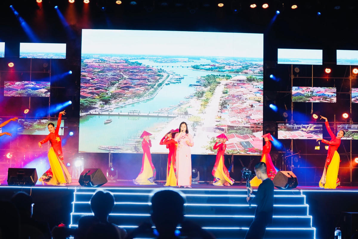 Một tiết mục văn nghệ tại lễ bế mạc.