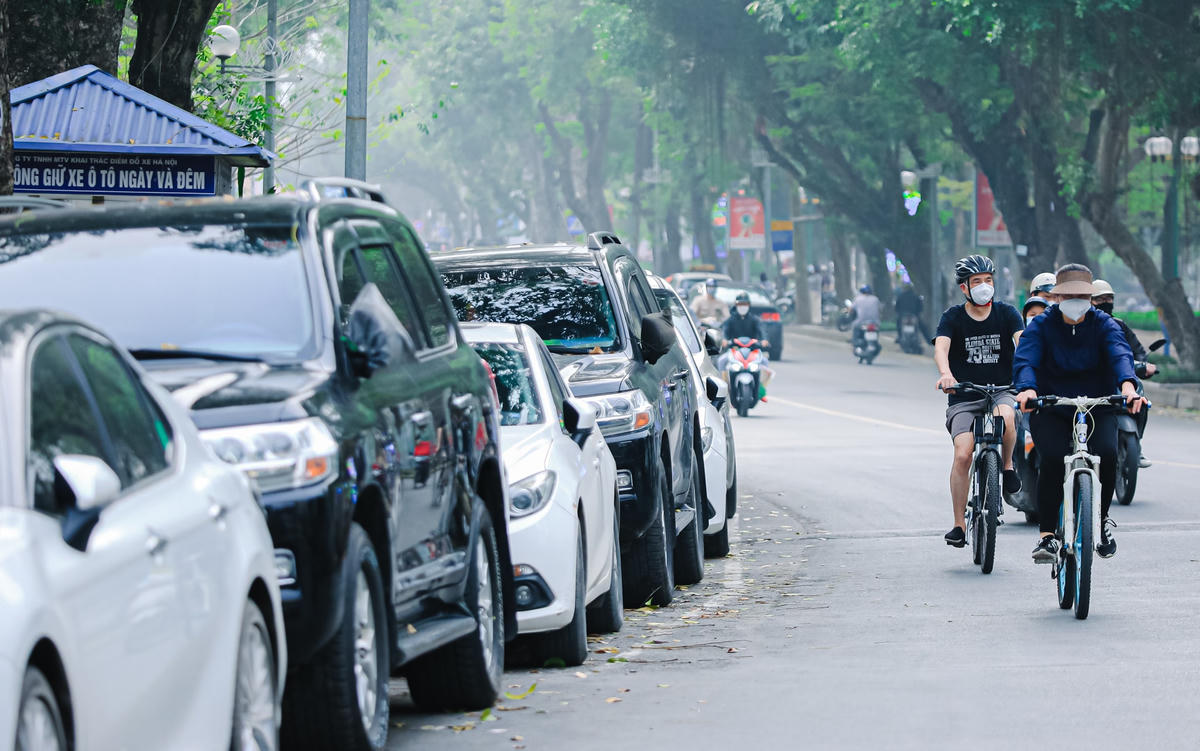 Dọc tuyến phố Trần Nhân Tông có nhiều điểm trông xe, người dân sẽ dễ dàng đến đây để đi bộ, tham quan.