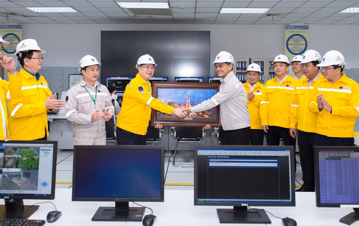PVCFC tặng ảnh lưu niệm cho Thường trực Ban Bí thư Trần Quốc Vượng