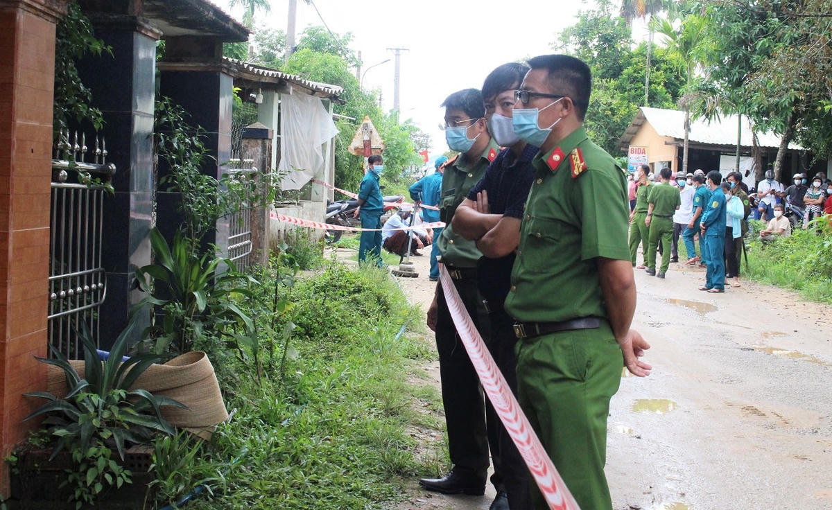 Lãnh đạo Công an tỉnh chỉ đạo khám nghiệm hiện trường vụ nổ.