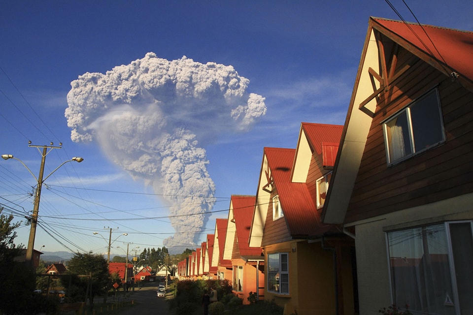 26. Ảnh chụp cảnh núi lửa Calbuco phun trào từ Puerto Varas, Chile, vào ngày 22 tháng 04 năm 2015. Núi lửa phun ra một một đám mây cuồn cuộn khổng lồ, dày đặc tro bụi bao trùm trên một khu vực rộng lớn miền núi dân cư thưa thớt ở miền nam Chile. Ảnh Carlos F. Gutierrez / AP. 