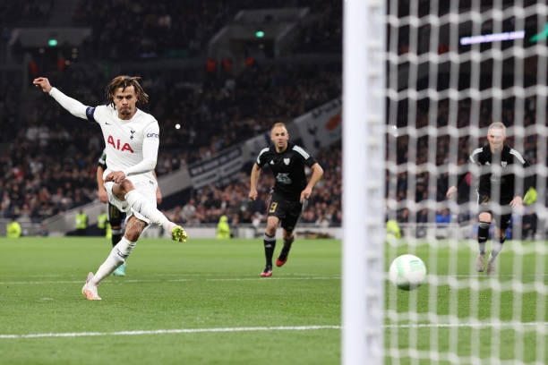 Dele Alli mở tỉ số trên chấm 11m.