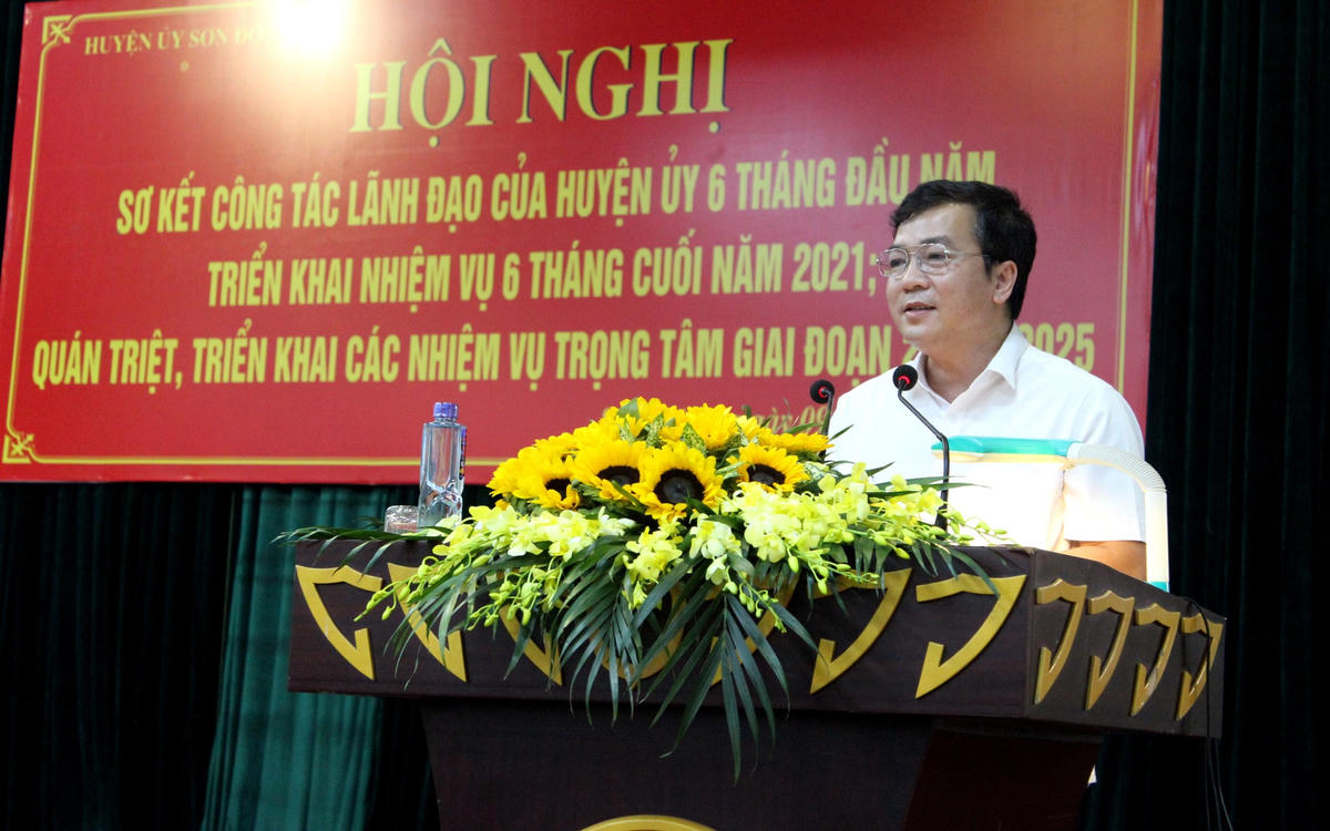 Ông Hoàng Văn Trọng, Chủ tịch UBND huyện phát biểu tại hội nghị.