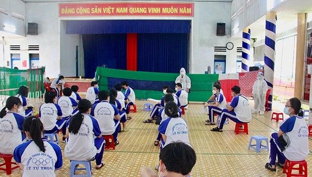 Các em tiêm vắc xin theo từng khối lớp, để bảo đảm an toàn phòng chống dịch.
