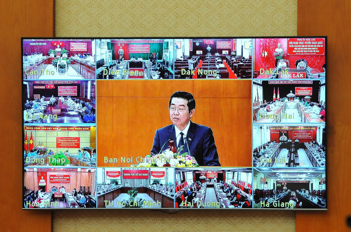 Các đại biểu tham dự tại các điểm cầu trực tuyến địa phương.
