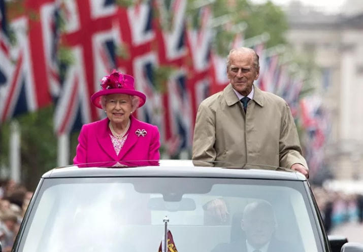 Nữ hoàng Elizabeth II và Hoàng thân Philip, Công tước xứ Edinburgh diễu hành bằng xe hơi xe dọc theo Trung tâm mua sắm. Ảnh: AFP.