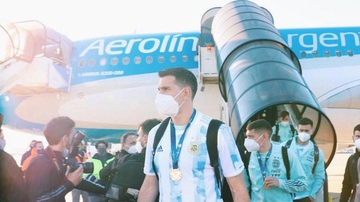 Toàn đội Argentina trở về sau chiến công lớn trên đất Brazil.